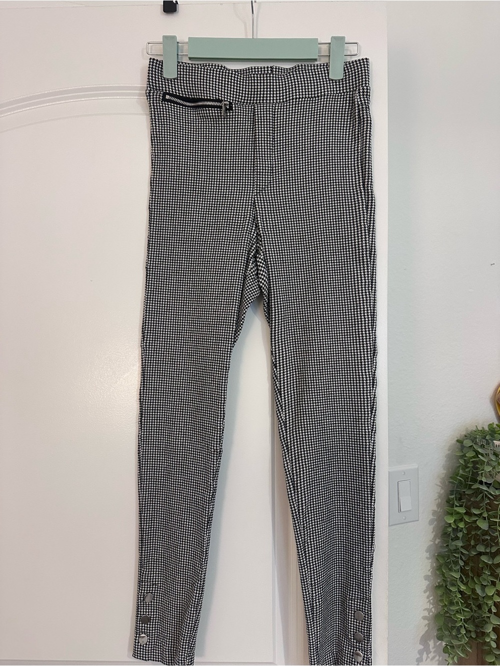 Black and White Houndstooth Stretch Pants
